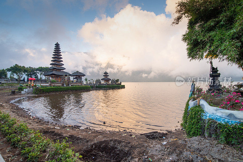 Pura Ulun Danu Bratan的主要景点在贝拉坦湖日出，印度尼西亚巴厘岛